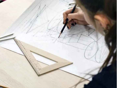 Heeft u een idee voor een product in metaal kunststof of hout, of een combinatie hiervan? Deel uw schets of uitleg met ons. Samen bespreken we de eisen zoals budget, toepassing, functie en afwerking. Dit vormt de basis voor een product dat perfect aansluit bij uw wensen. Uw input is essentieel in deze eerste stap, zodat we uw visie volledig begrijpen en de richting bepalen voor een succesvol eindproduct.