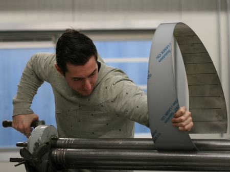 Het nauwkeurig aanbrengen van bochten op een metaalplaat gebeurt door het staal te walsen. Verschillende machines worden gebruikt, afhankelijk van het type materiaal en de dikte van het staal.