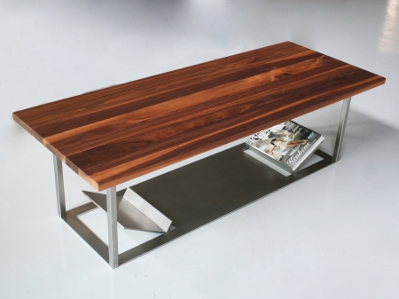 In opdracht gemaakt ontwerp van een salontafel, met onderstel van roestvrij staal en eiken blad.
